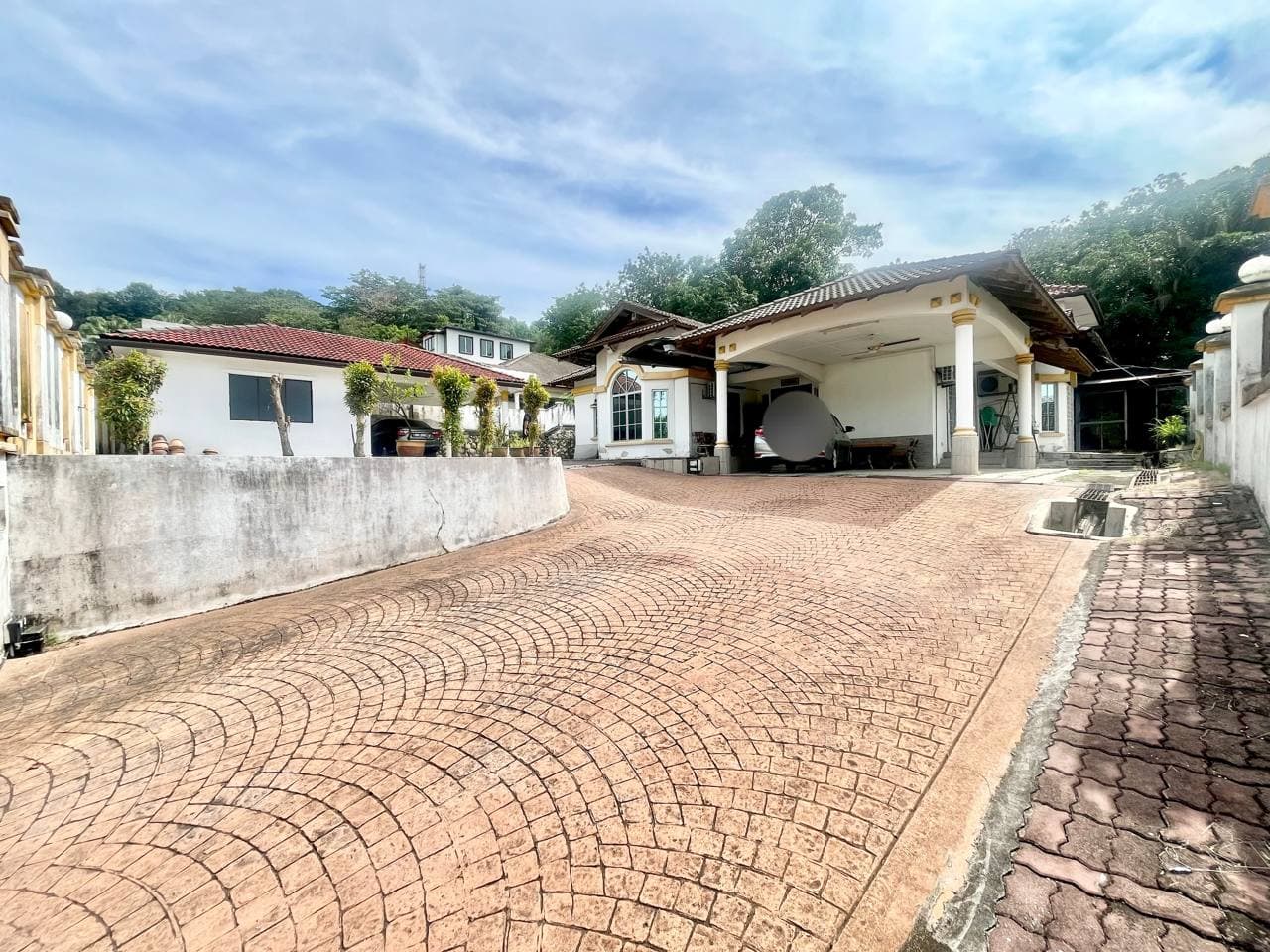 1.5 Storey Bungalow Kg Sg. Pelong Sg Buloh Facing Open Renovated Partially - Image 1