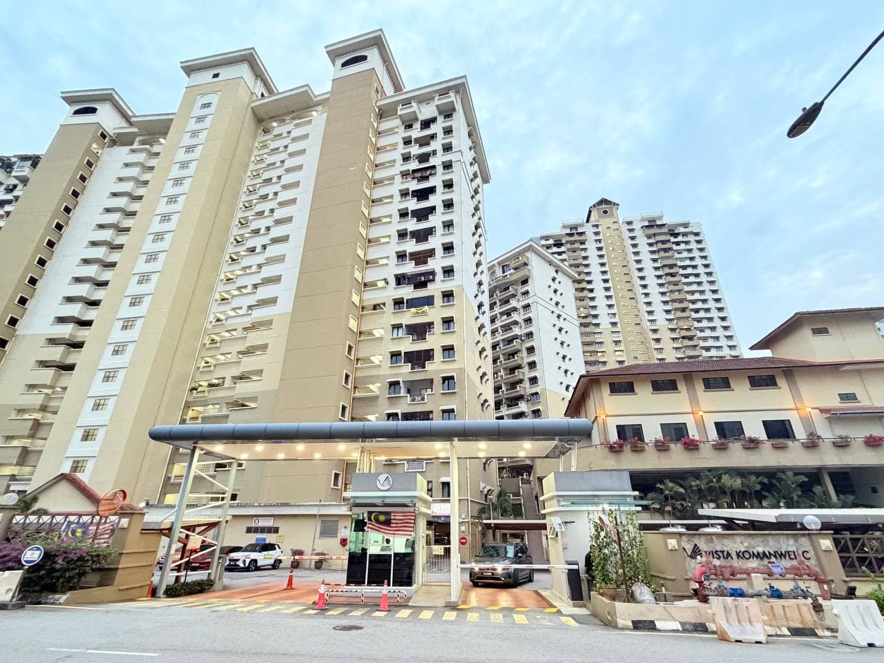 Corner Unit Condominium Vista Komanwel C - Image 1
