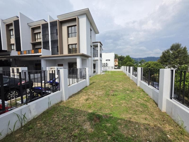 3-Storey Corner Lot Ukay Bistari - Image 1