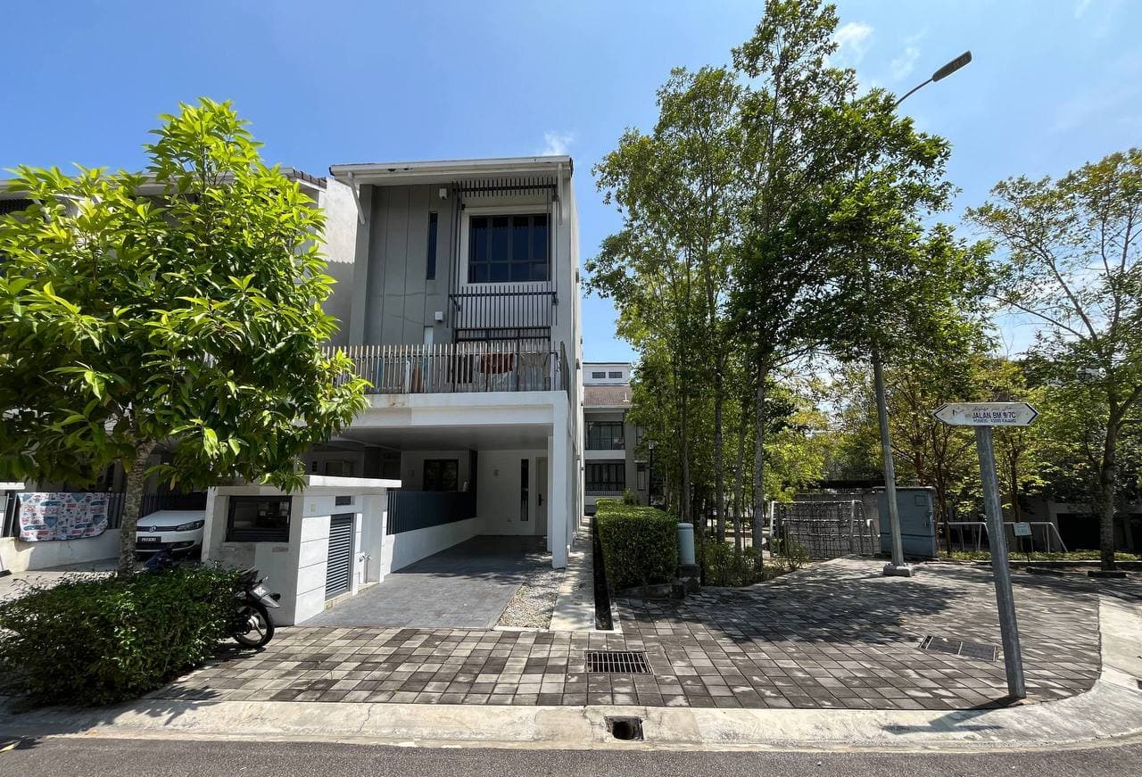 Crescent Park End Lot Upper Unit Townhouse With Fully Renovated Fully Furnished