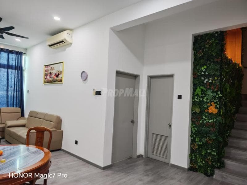 Damansara Damai Spacious Corner Unit at The Zizz Damansara North for Sales near - Image 1