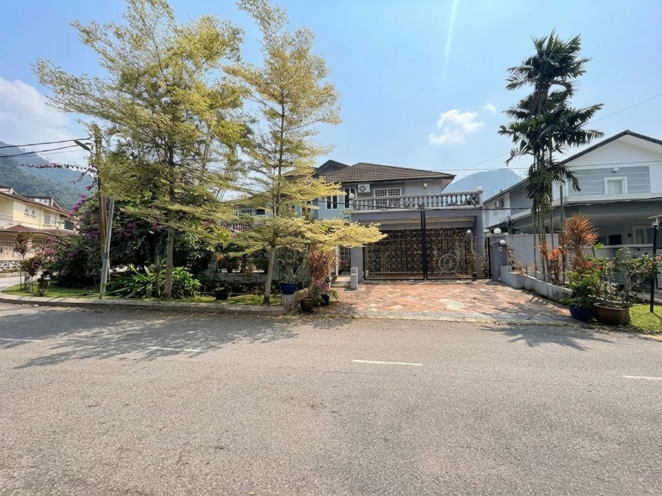 Corner Lot 2.5 Storey Bungalow with Swimming Pool, Taman Melawati, KL - Image 1