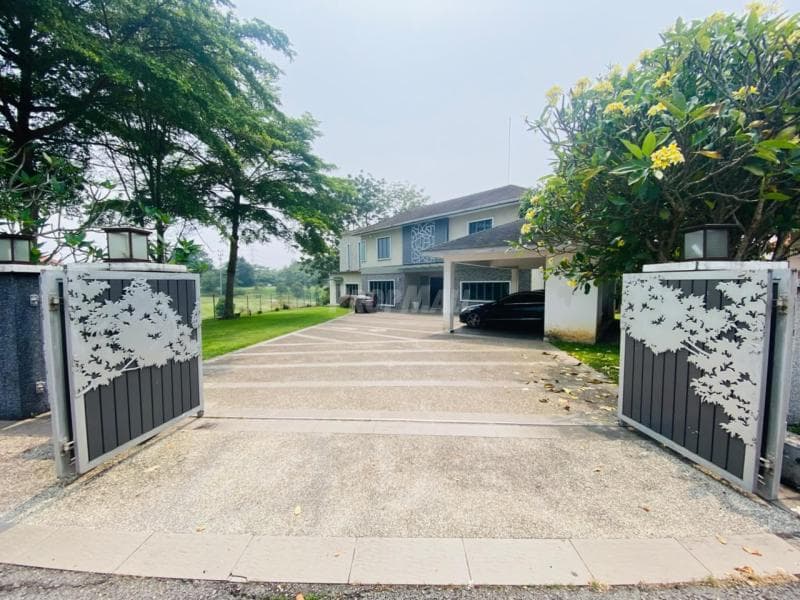 Double Storey Bungalow With Huge Land Bangi Golf Resort