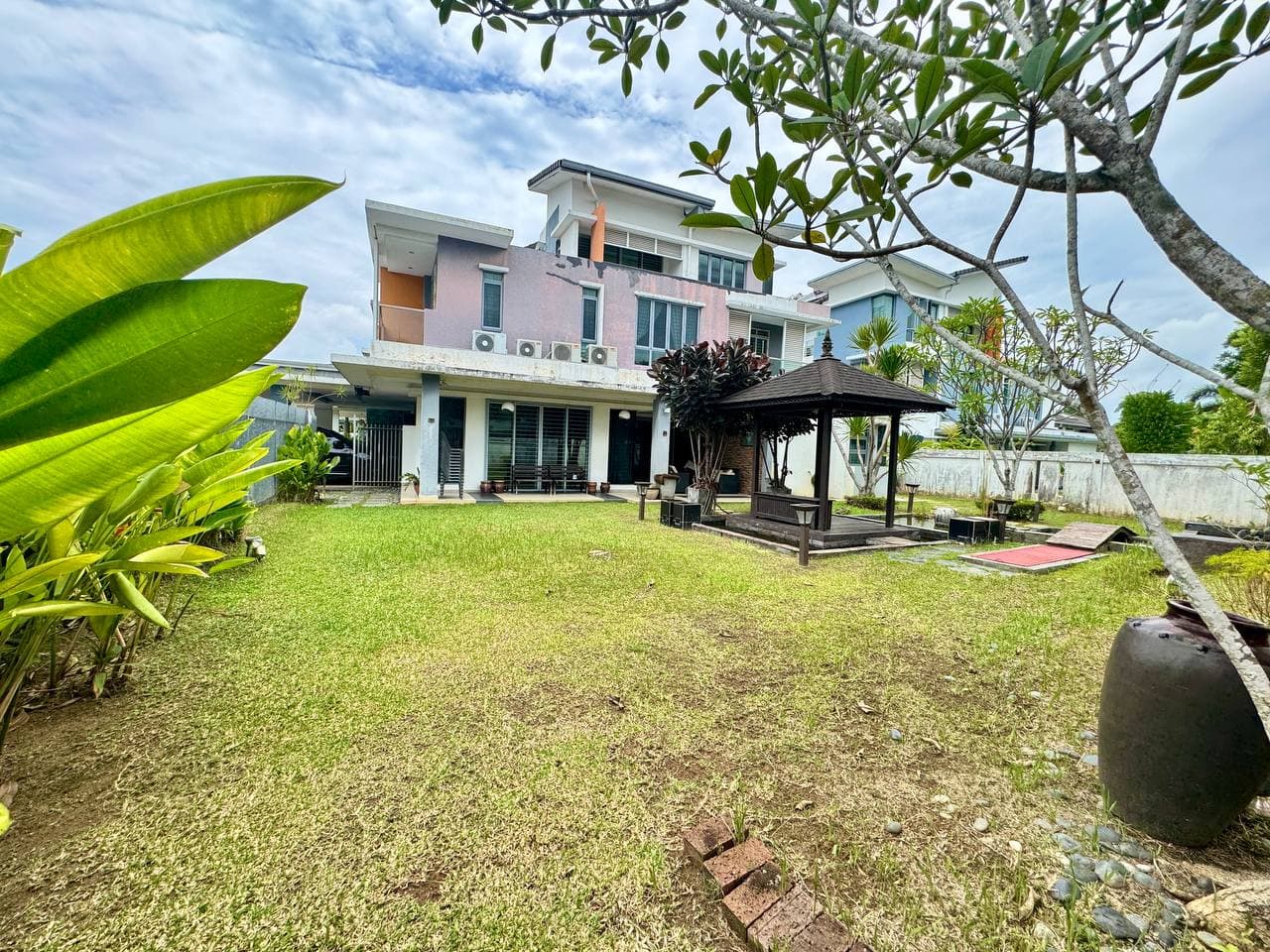 3 Storey Semi D - Corner Lot Bangi Lakehills Villa Bangi - Image 1