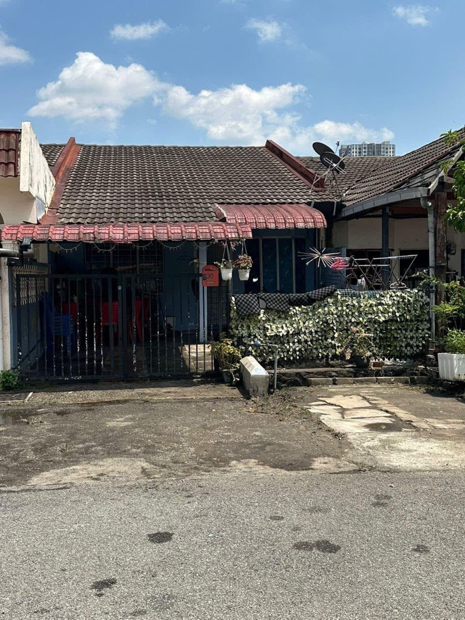 Rumah Teres Setingkat N0. 30, Section 14 Taman Kajang Utama, 43000 Kajang - Image 1