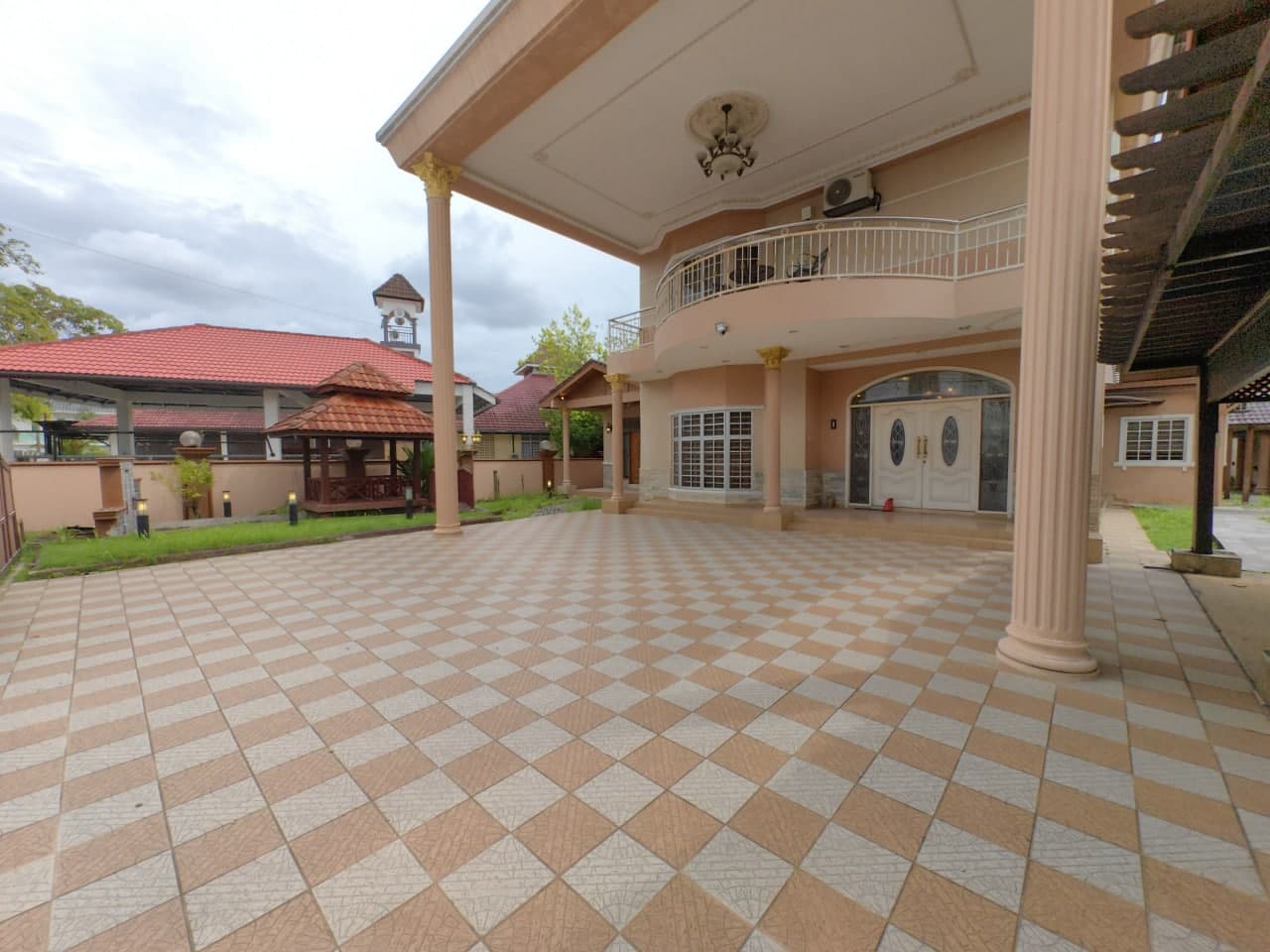 HUGE LAND 2 Storey Bungalow Seksyen 4 Bandar Baru Bangi - Image 1