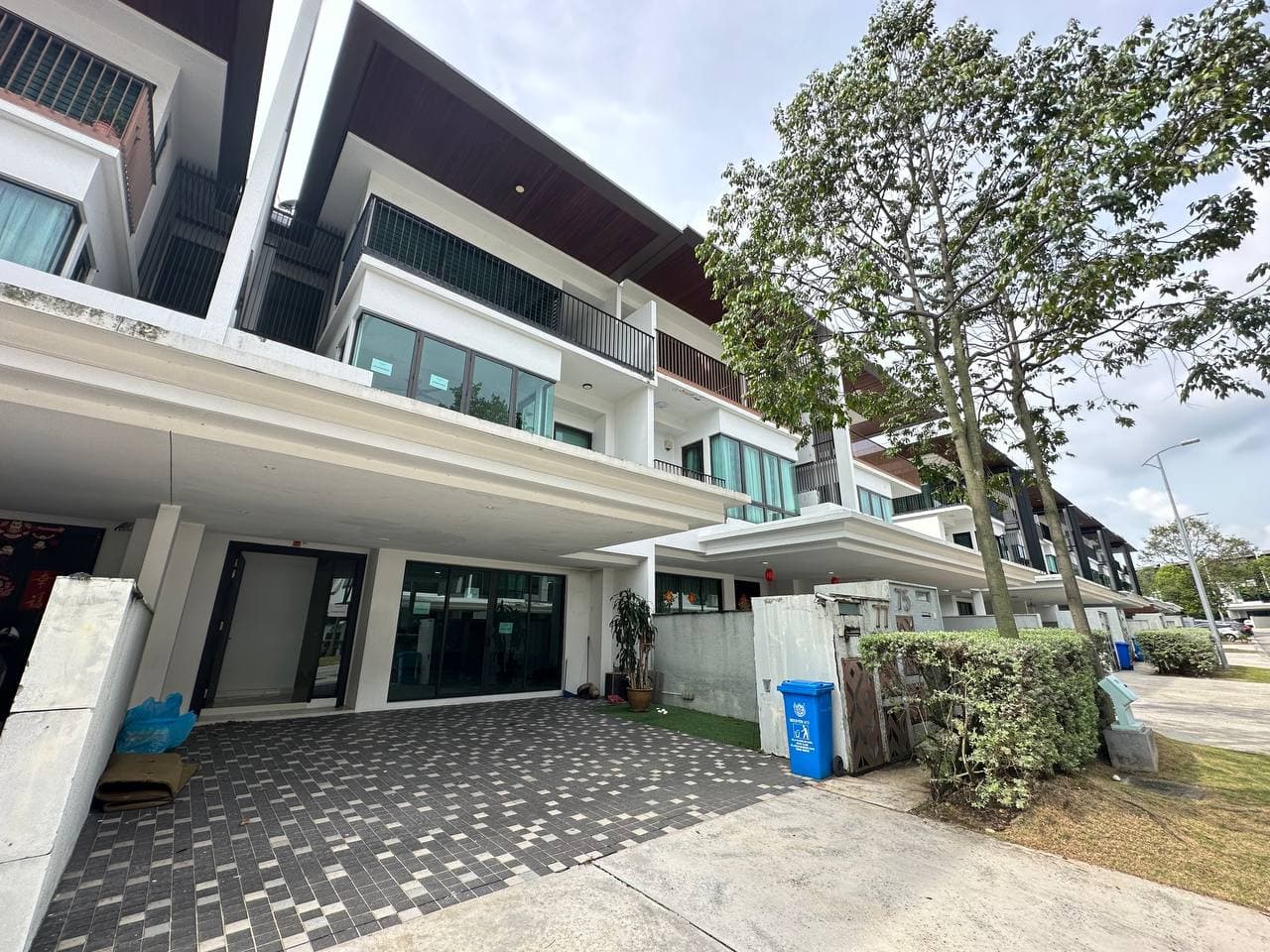 Duta Villa Setia Alam Triple Storey Superlink RENOVATED - Image 1