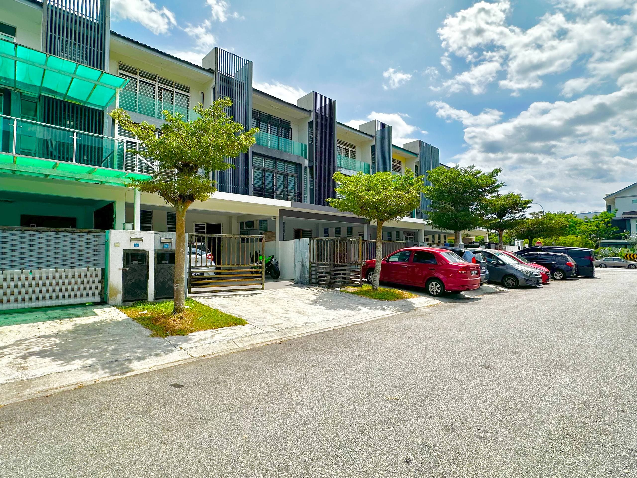 Triple Storey Terrace Bangi Avenue 3 - Image 1
