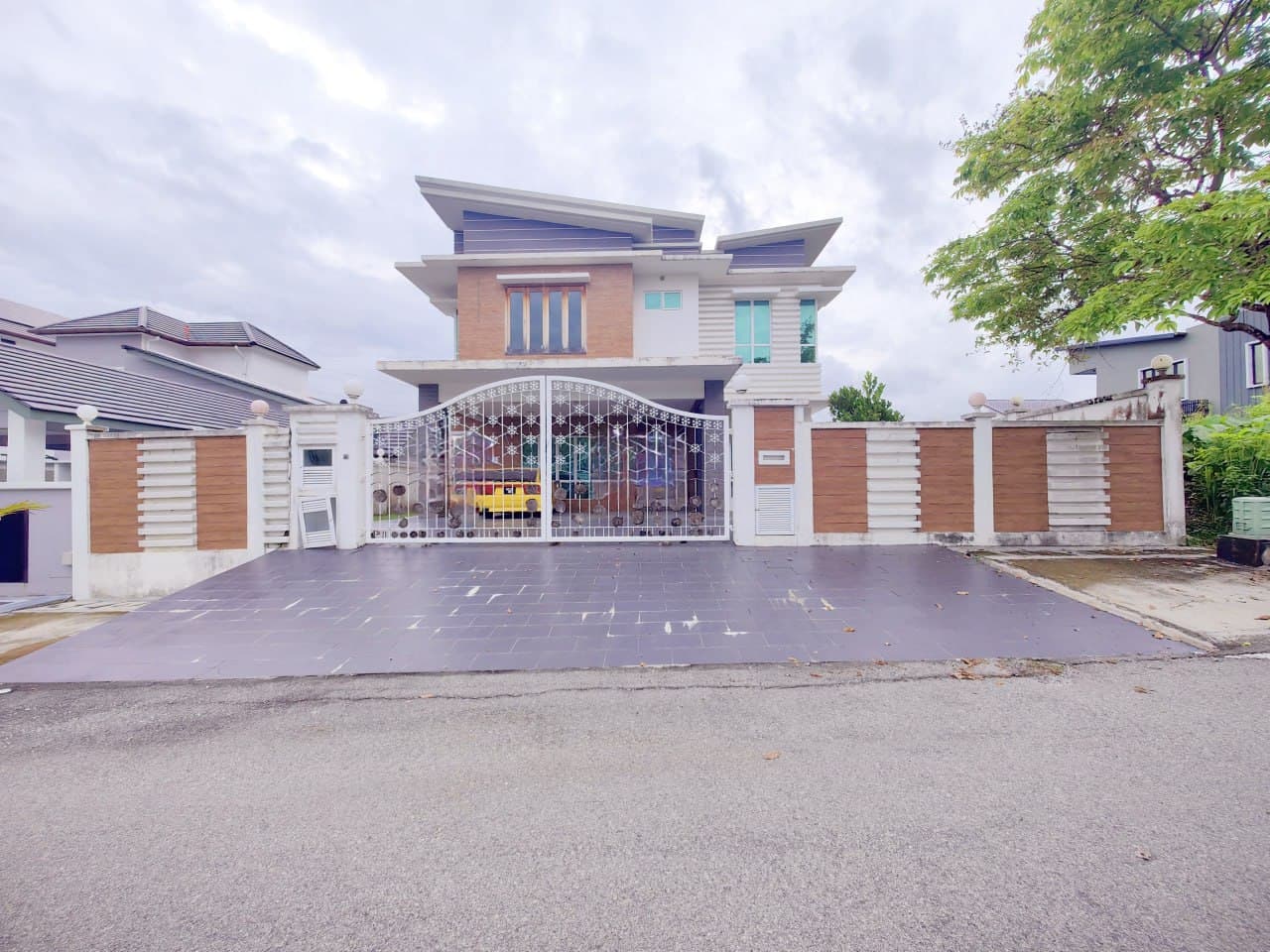 Renovated New 2 Storey Bungalow Putra Hill Residency Bdr Seri Putra - Image 1