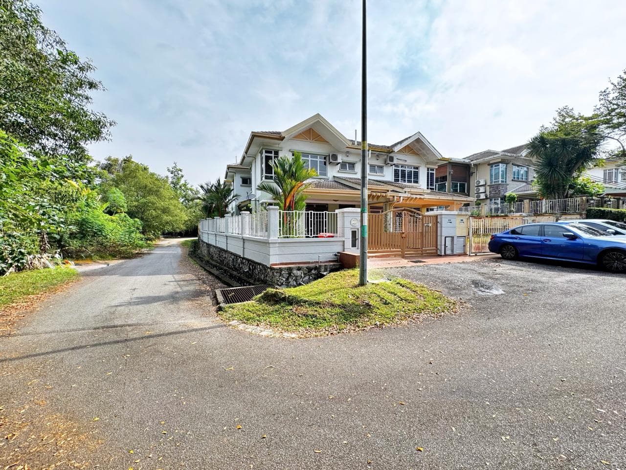 End Lot 2 Storey Semi D Cluster Laman 2 Bandar Seri Putra Bangi - Image 1