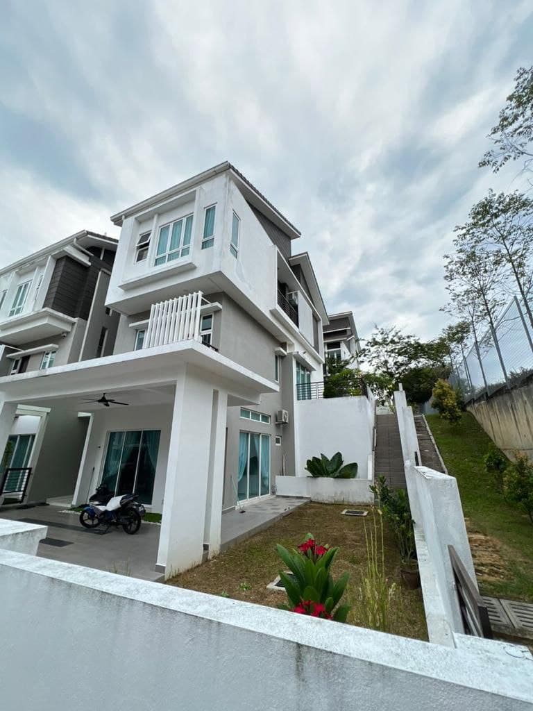 3 Storey Corner Tiara South, Bandar Rinching Seksyen 3, Semenyih - Image 1