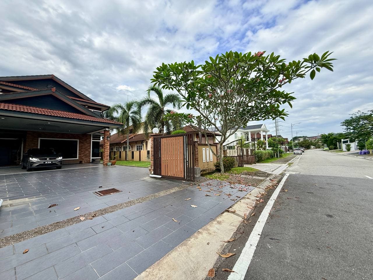 2.5 Storey Bungalow Putra Hill Residency Bandar Seri Putra Bangi - Image 1