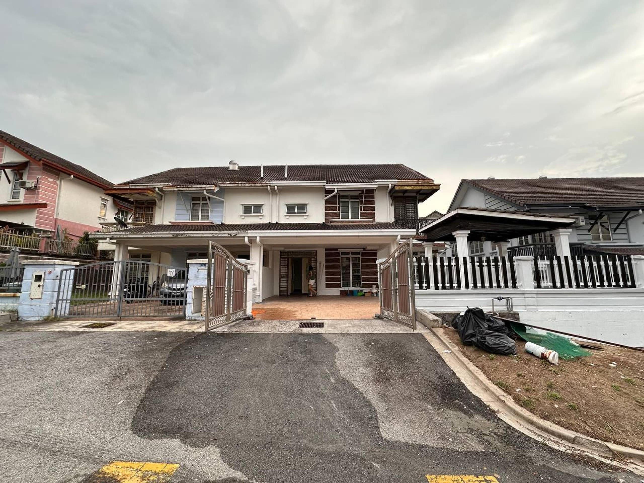 Move in Condition 2 Storey Semi Detach House Bandar Seri Putra - Image 1