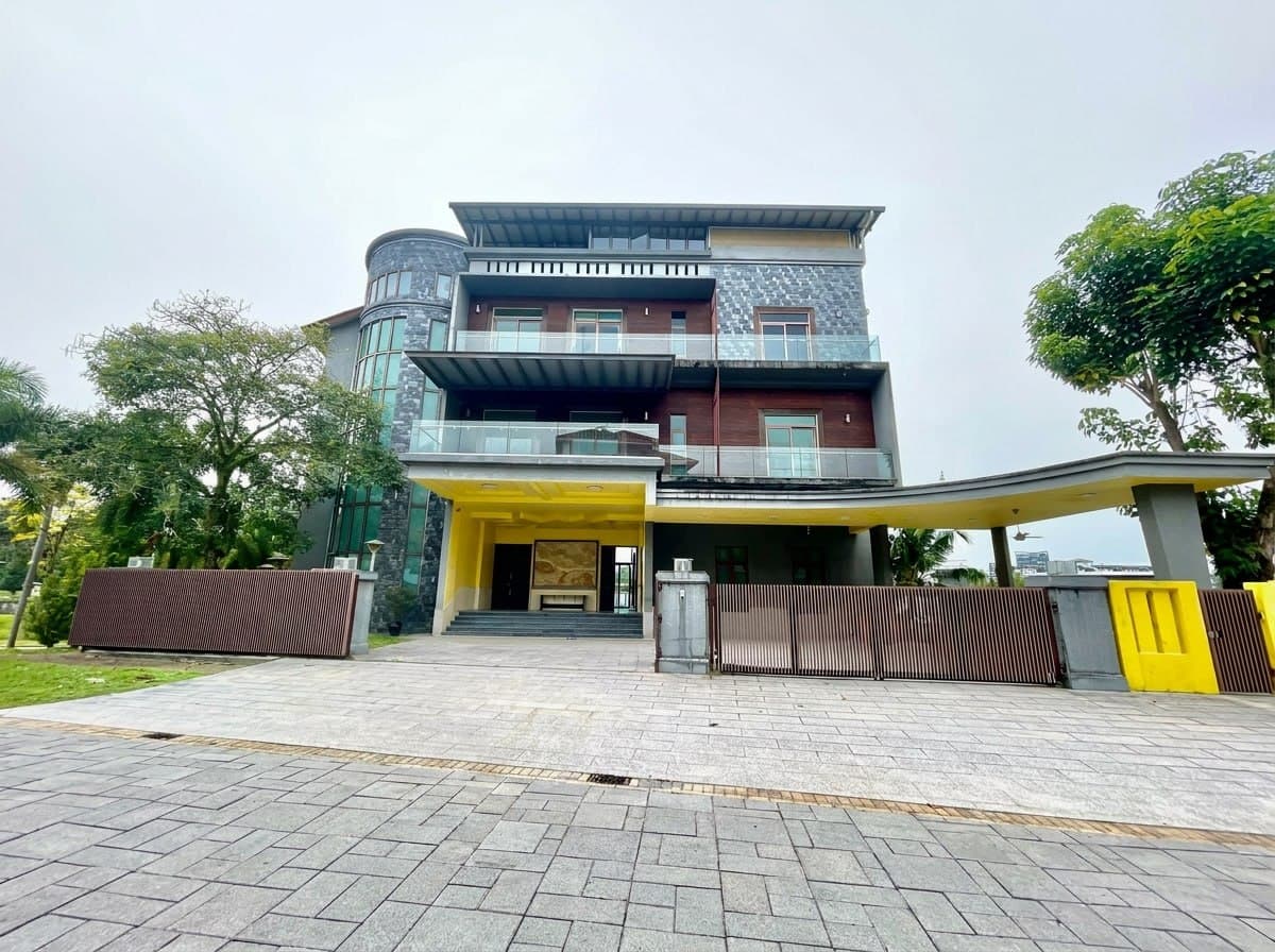 5-Storey Corner Lot Bungalow with Private Lift, The Mines Resort City - Image 1