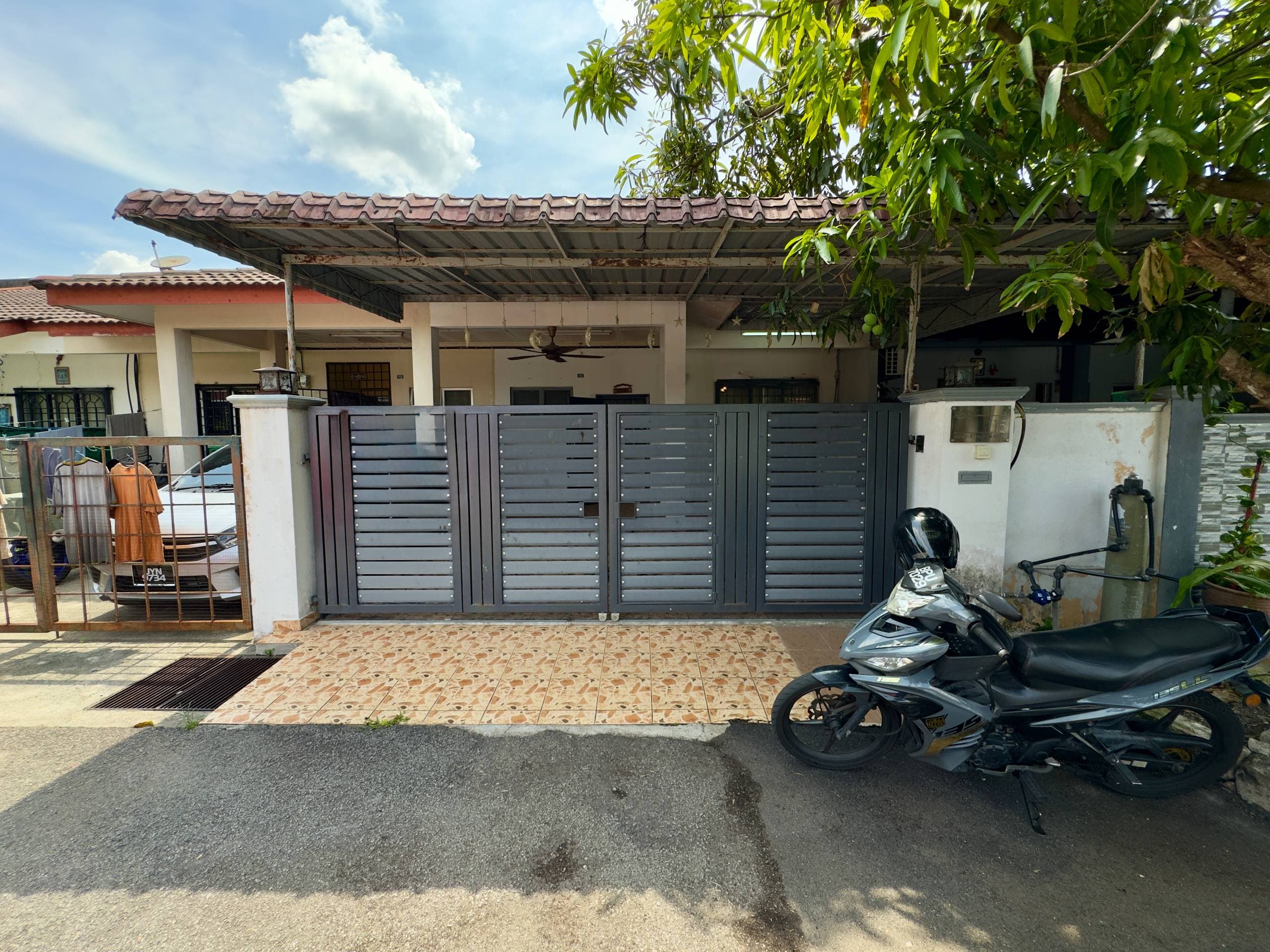 1-Storey Terrace House with Huge Extended Kitchen in Bandar Tasik Kesuma, - Image 1