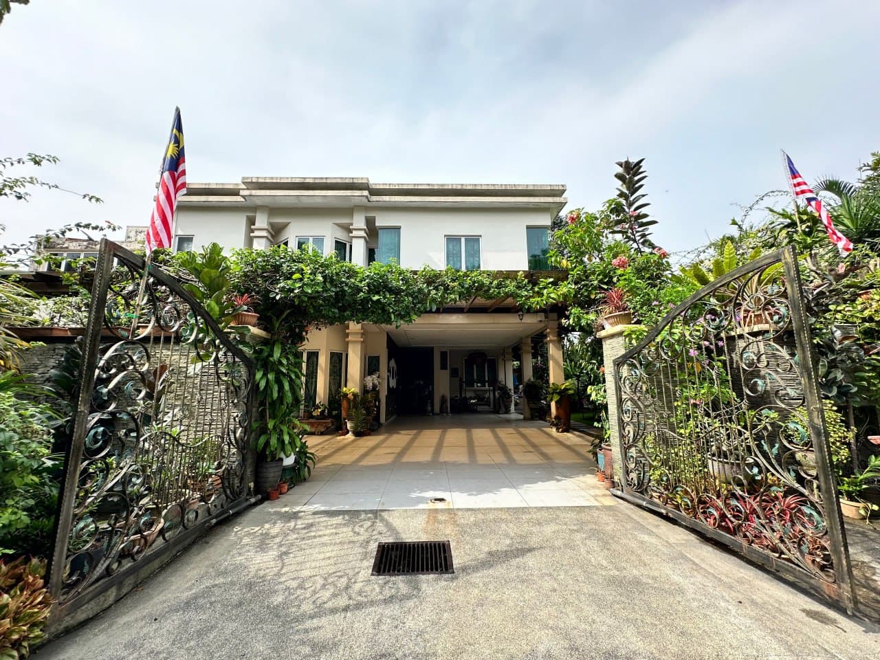 Renovated Double Storey Semi D Corner Lot SS 4 Kelana Jaya Petaling Jaya - Image 1