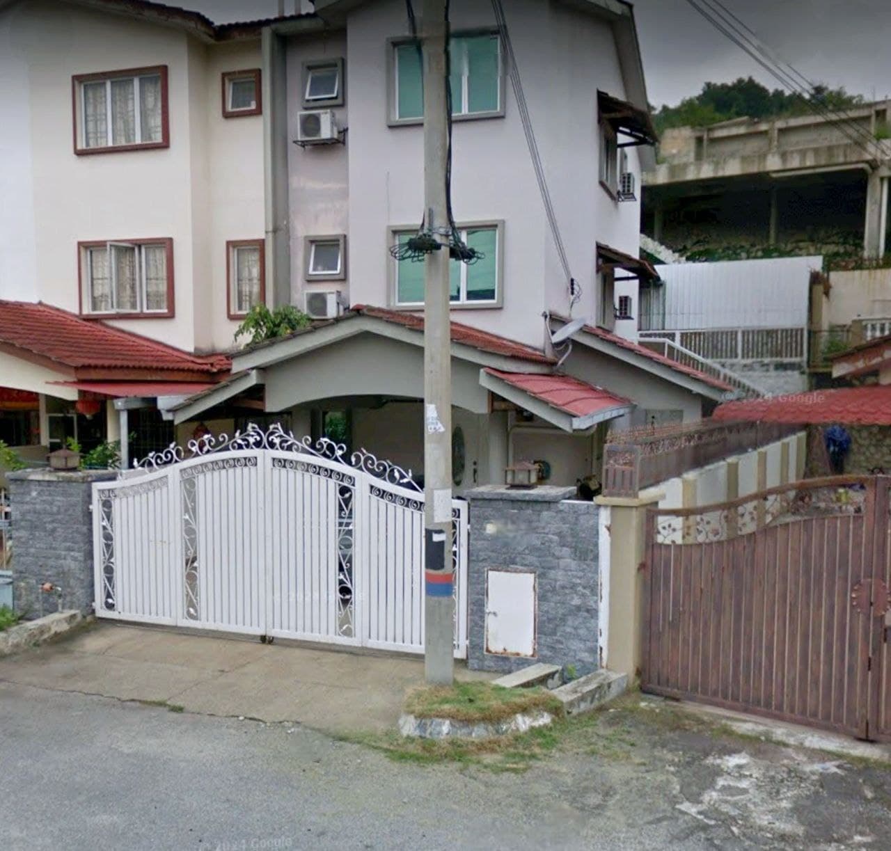 3 Storey End Lot Terrace House Jalan BP 71 Taman Bukit Permata Batu Caves - Image 1