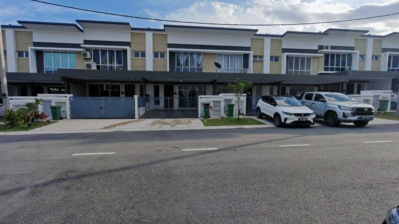 2 Storey Terrace Kirana Kesuma Fasa 7 Bandar Tasik Kesuma - Image 1