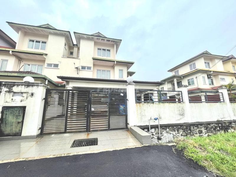 2.5 Storey End Lot, Bandar Putra Permai, Sri Kembangan near MRT - Image 1